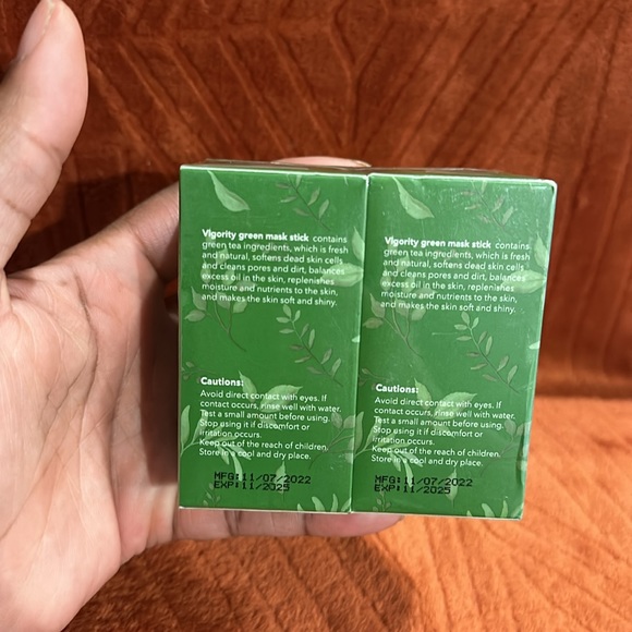 2 Green Mask Stick ( Vigority / exp 11 / 2025 ) - Picture 2 of 5